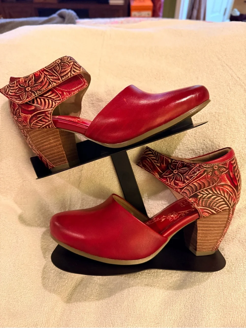 L'ARTISTE by Spring Step Women's Red Leather Ankle Strap Pumps